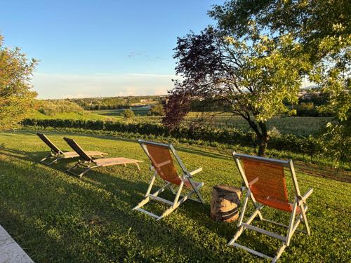 two lawn chairs sitting on the grass in the yard at Agriturismo Vecio Portico in Marostica