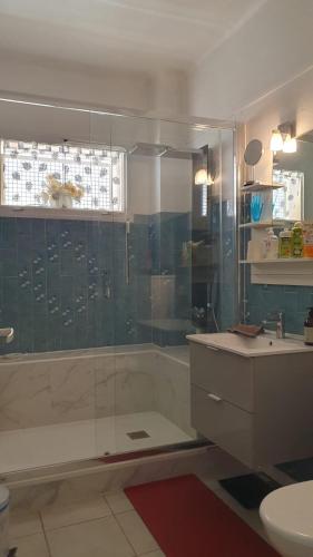 une salle de bain avec une baignoire et un lavabo dans l'établissement CANNES Un pied dans l'eau, Un pied en ville, à Cannes