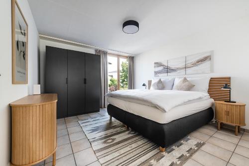 a bedroom with a king sized bed and a desk at Haus mit Garten, Sauna und Parkplatz in Kreuzlingen