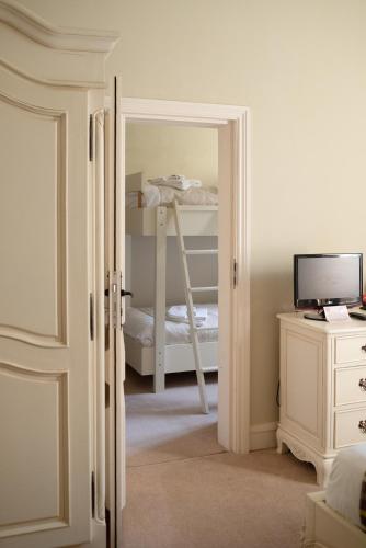 Katil atau katil-katil dalam bilik di Logis Hotel De France