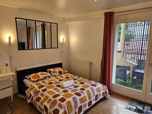 a bedroom with a bed and a large window at Chambre avec salon et balcon - Gare Annemasse in Annemasse
