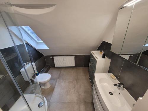 Ένα μπάνιο στο Modern 52 m2 apartment with air conditioning close to Messe Düsseldorf & Köln