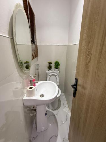 Un baño de Luxury 2BR 2BA Apartment in Lekki Ikota Ajah 247 Free Wifi and Family friendly