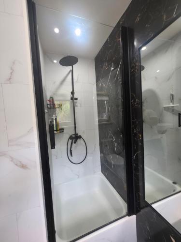a bathroom with a shower with a glass door at Apartament Anny in Grodzisk Mazowiecki
