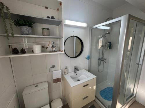 Un baño con inodoro, lavabo y ducha. en Modern 2BR Apartment 70m from Finikoudes beach, en Lárnaca