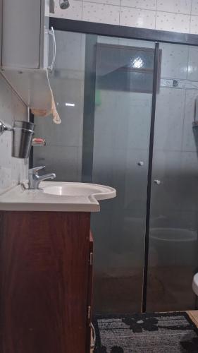 un baño con lavabo y ducha en Hospedaje en Obligado Paraguay, a minutos del Rally 2025, en Obligado