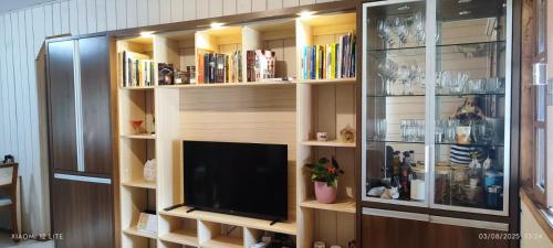 een groot houten entertainmentcentrum met een televisie. bij Casa Maria do Mar in Florianópolis