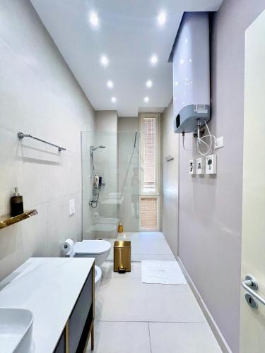 ein Badezimmer mit Dusche, Toilette und Waschbecken in der Unterkunft Villa 119a in Palasë