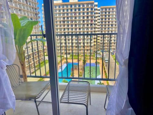 AgusにあるSTUDIO UNIT for Rent in Mactan Lapu-Lapu City Cebuの窓から見た大きな建物の眺め