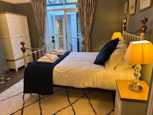Un dormitorio con una cama con almohadas azules. en The Garden Flat, en Dorchester
