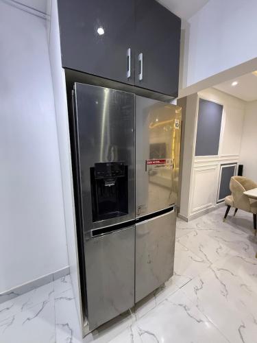 Una cocina o zona de cocina en Luxury 2BR 2BA Apartment in Lekki Ikota Ajah 247 Free Wifi and Family friendly