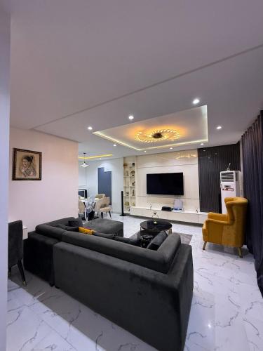 Una televisión o centro de entretenimiento en Luxury 2BR 2BA Apartment in Lekki Ikota Ajah 247 Free Wifi and Family friendly