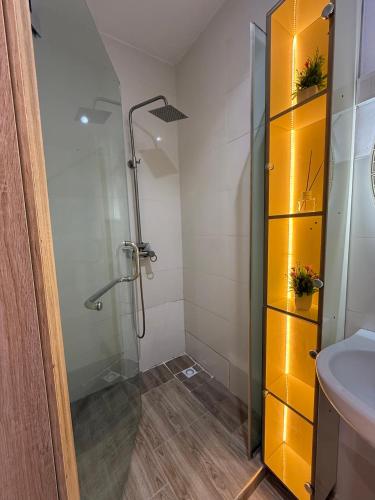 Un baño de Luxury 2BR 2BA Apartment in Lekki Ikota Ajah 247 Free Wifi and Family friendly
