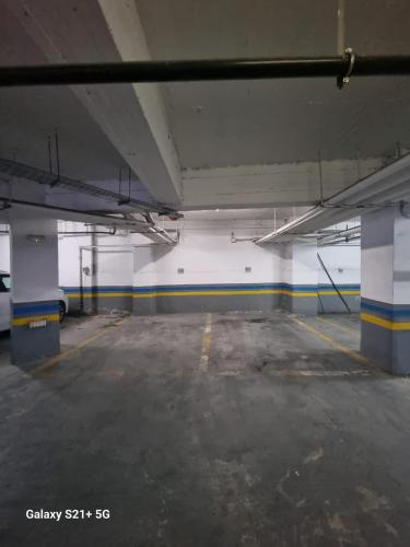 an empty parking lot in a parking garage at chez-moi sfax in Sfax