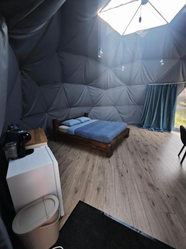 a room with a bed in a tent at Merekalda Glämp 