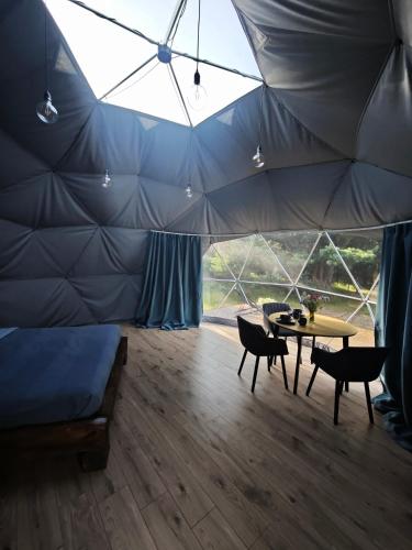 a room with a tent with a table and chairs at Merekalda Glämp 