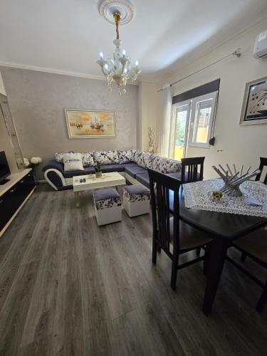 Gjoni holiday escape