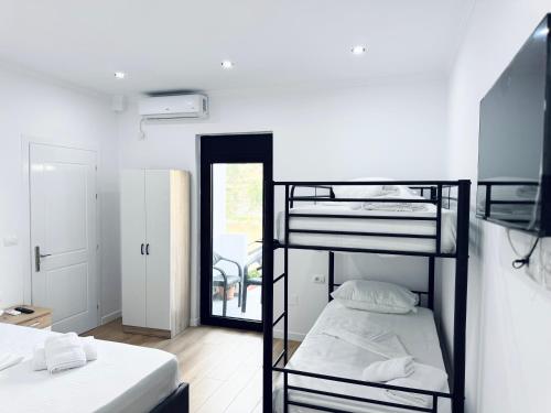 Postel nebo postele na pokoji v ubytování Ledio GuestHouse