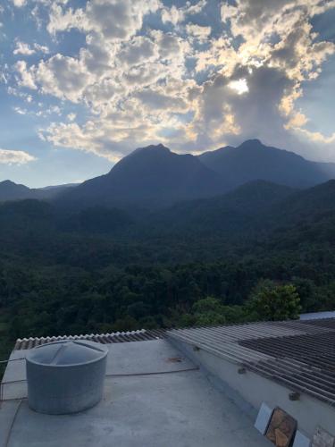 a view of mountains from the roof of a house at vista do céu in Penedo
