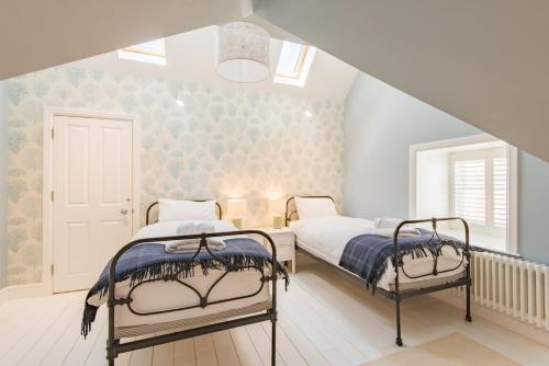 two beds in a bedroom with a attic at Holmwood by Keepers Cottages in Walmer