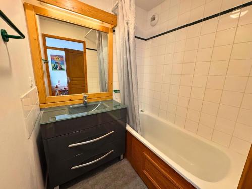 a bathroom with a sink and a bath tub at Résidence Valmont - Appartement 4 personnes aux Ménuires MAE-5664 in Les Menuires