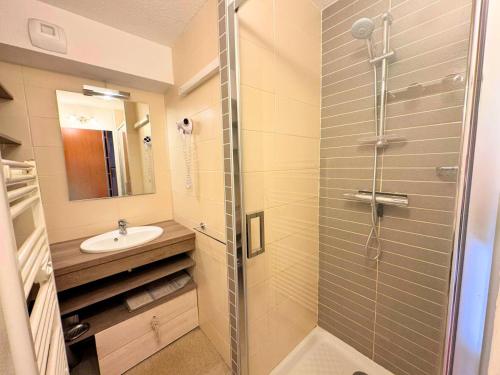 une salle de bain avec douche et lavabo dans l'établissement Résidence Ski Soleil - Magnifique studio déco style chalet au pied des pistes MAE-5704, aux Menuires