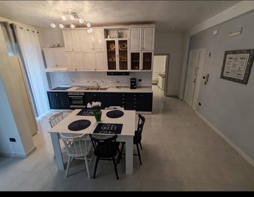 a kitchen with a table and chairs in a room at HOME SWEET HOME Casa vacanze e affitti brevi in Trani
