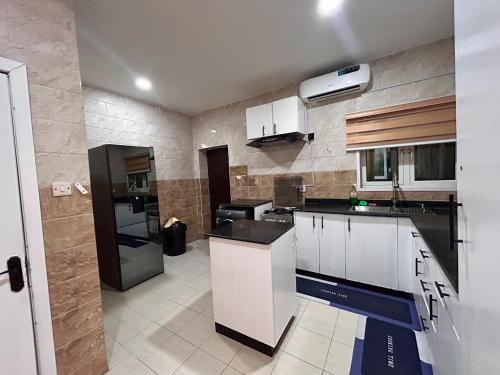 Dapur atau dapur kecil di MEX APARTMENTs Parkview ikoyi