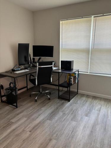 Μια τηλεόραση ή/και κέντρο ψυχαγωγίας στο Heart of Jax Stylish Escape