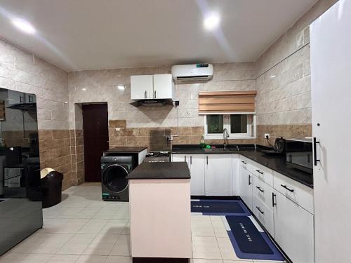 Dapur atau dapur kecil di MEX APARTMENTs Parkview ikoyi