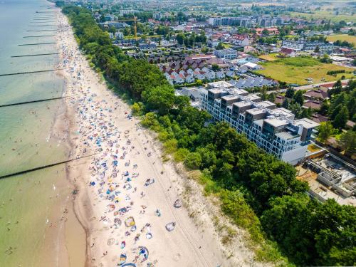 an aerial view of a beach with umbrellas at Lazurowe Wybrzeże z widokiem na morze - Perłowa Przystań - Holiday City in Sianozety