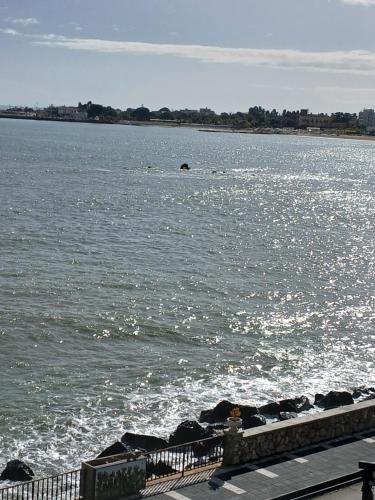Blick auf einen Wasserkörper mit einem Pier in der Unterkunft Maison Martina in Giardini-Naxos