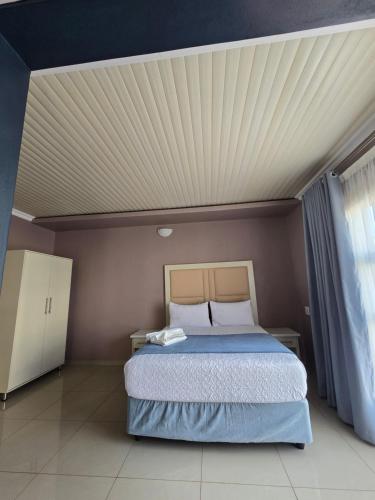 Ένα ή περισσότερα κρεβάτια σε δωμάτιο στο Limpopo LidoSystem Lodge