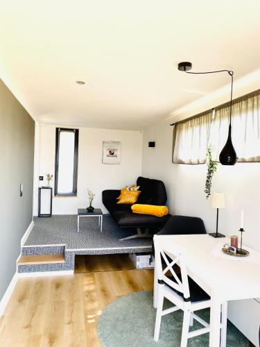 Area soggiorno di Relaxing Tiny House with a beautiful view over the hills in Zagorje