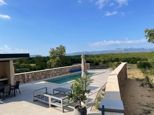 Bazén v ubytování Hideaway Stonehouse pool for 2 Dalmatia Imotski nebo v jeho okolí