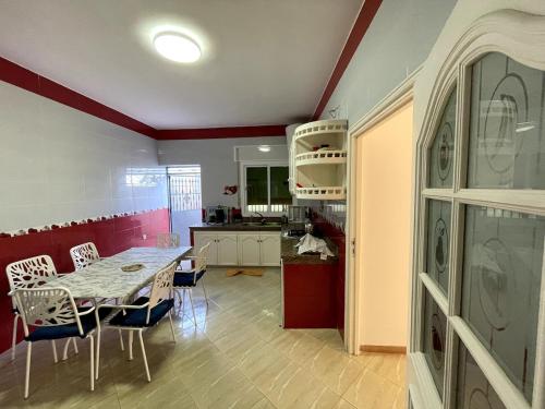 Kuchyň nebo kuchyňský kout v ubytování Apartment in a beachfront house