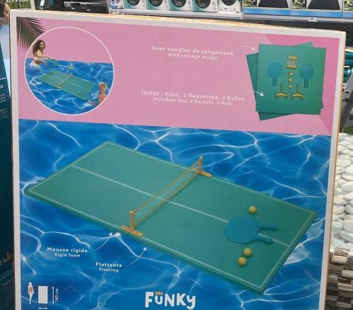 a sign for a game of tennis in the water at Une Amazone en Povence in Paradou
