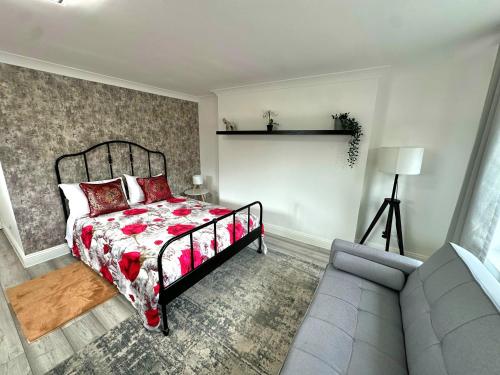 a bedroom with a bed and a couch at Studio Paris Double Room in London
