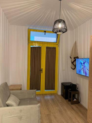 TV a/nebo společenská místnost v ubytování NooN Dhermi Santorini