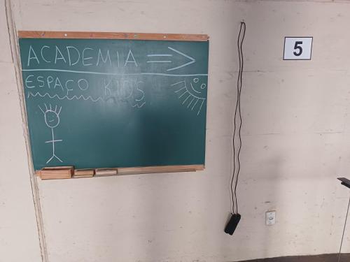 a chalkboard on a classroom wall with a chalk at Apart próximo a Unimed de 2 quartos com Ac e garagem in Santo Ângelo