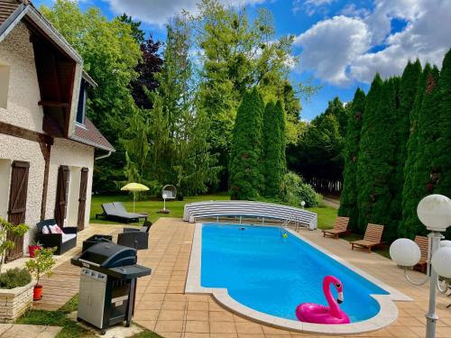 Hồ bơi trong/gần Maison cosy avec piscine à Liffol-le-Grand, 42 m²