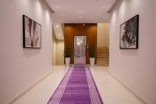 a hallway with a purple carpet in front of a door at الرابية - شقق فارهة - دخـول ذكي in Abha