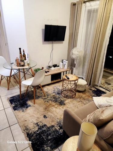 una sala de estar con un sofá y una mesa en WeAreTogetherLuxuryApartment, en Pretoria