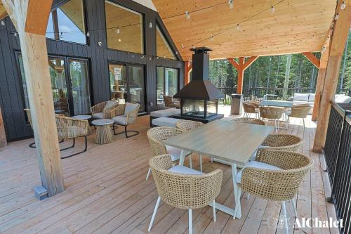 Ruang duduk di Route 66 - Family Getaway - Nature Pool Table & Spa