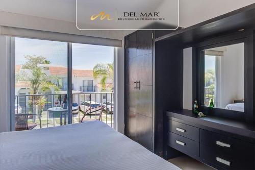 a bedroom with a bed and a mirror and a balcony at Lomas del Sol in Jarretadera