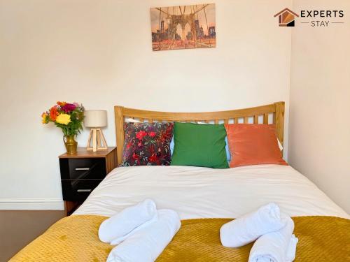 Expert Stays 2 BR near River Cam Central Cambridgeにあるベッド