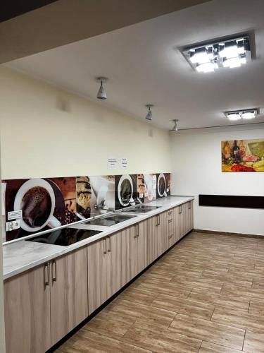 eine Küche mit Spüle und Arbeitsplatte in der Unterkunft Willa Grawit in Władysławowo