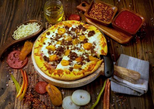 a pizza sitting on top of a table at Hotel Vista Verde in Yauco
