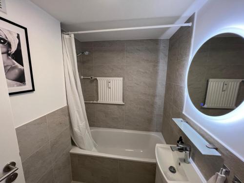 Ένα μπάνιο στο Design-Apt Köln City mit Beamer