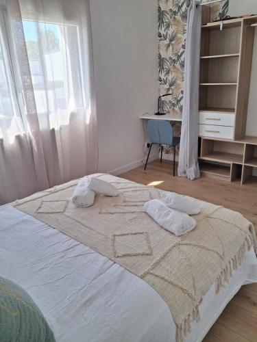 une chambre avec un lit avec deux serviettes dessus dans l'établissement La Brocéliande 4 bedroom house, à Ploërmel